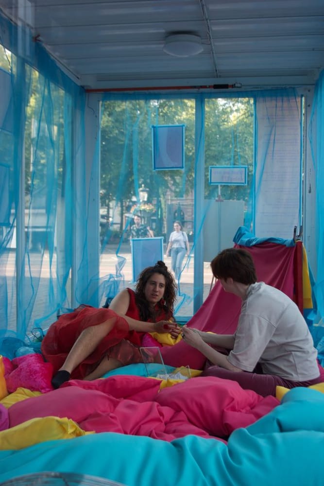 A one-to-one conversation among cushions in a glass container